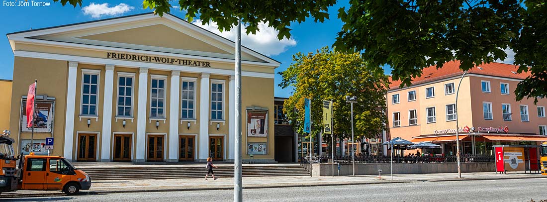 Eisenh&uuml;ttenstadt Lindenallee mit Friedrich Wolf Theater